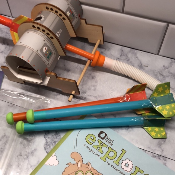 Kiwi Crate - Fun with Flight - Picture 2 of 3